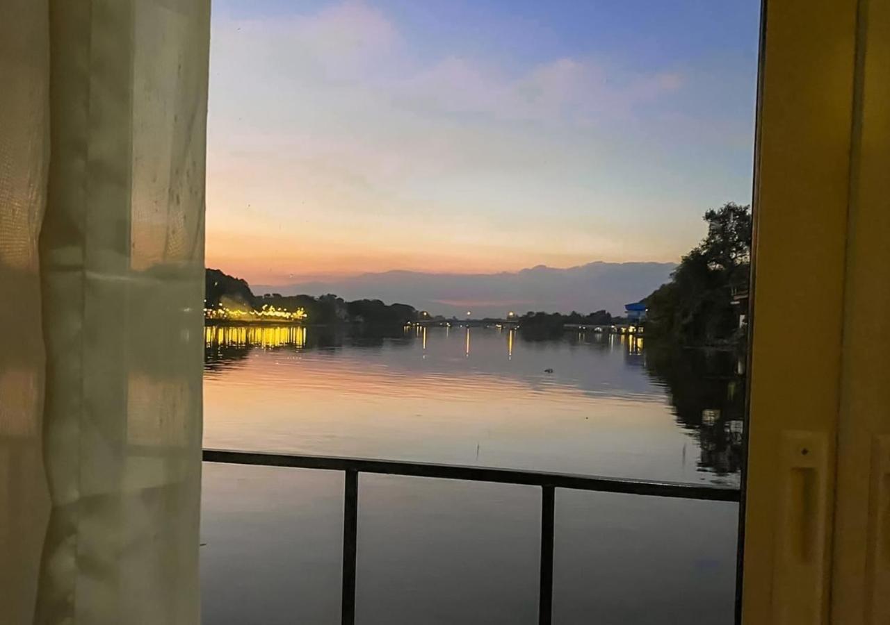 Hotel Tara Raft à Kanchanaburi Extérieur photo