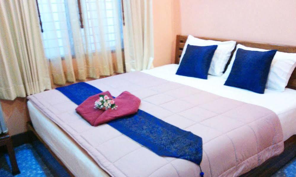 Hotel Tara Raft à Kanchanaburi Extérieur photo