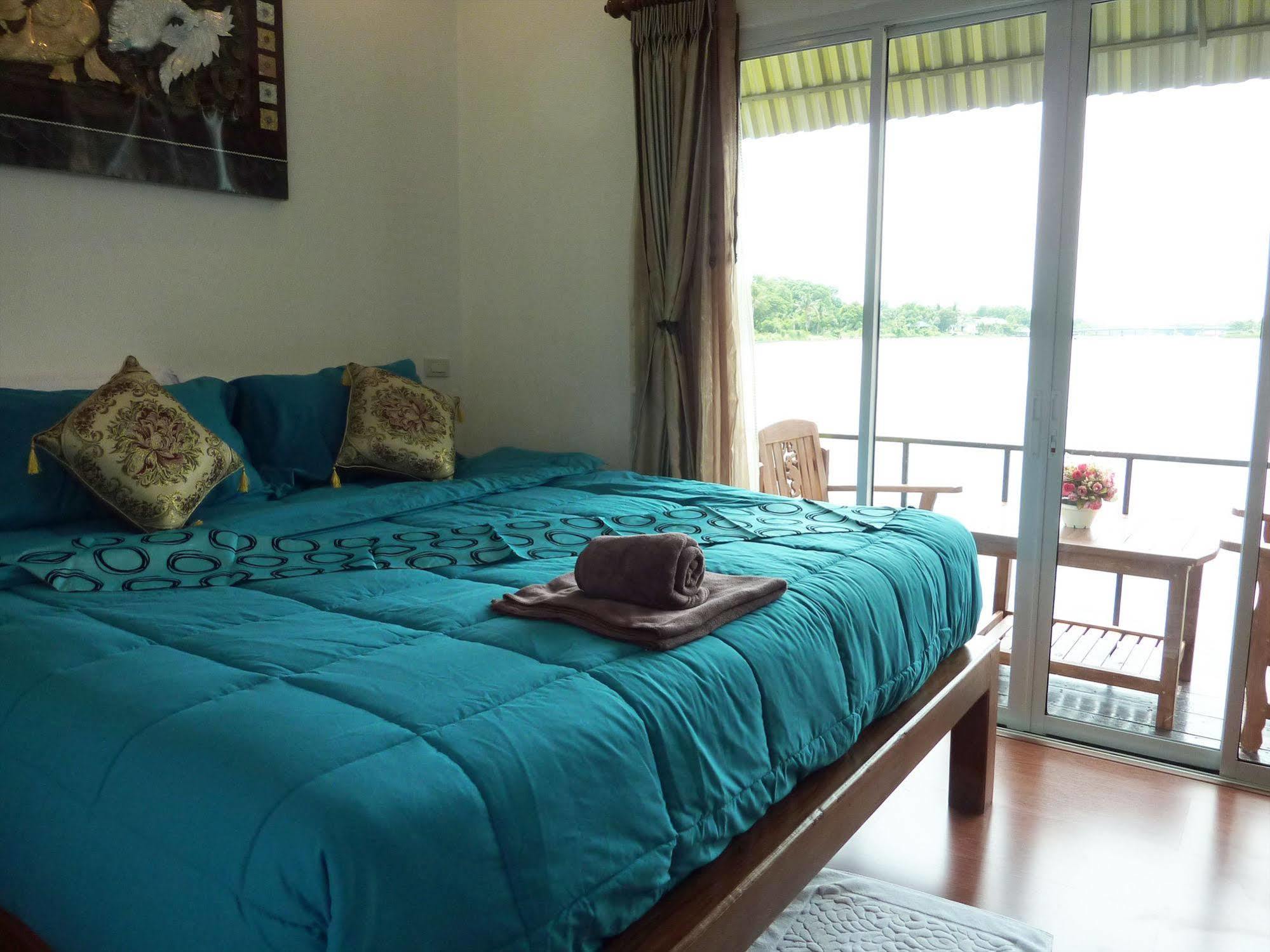 Hotel Tara Raft à Kanchanaburi Extérieur photo