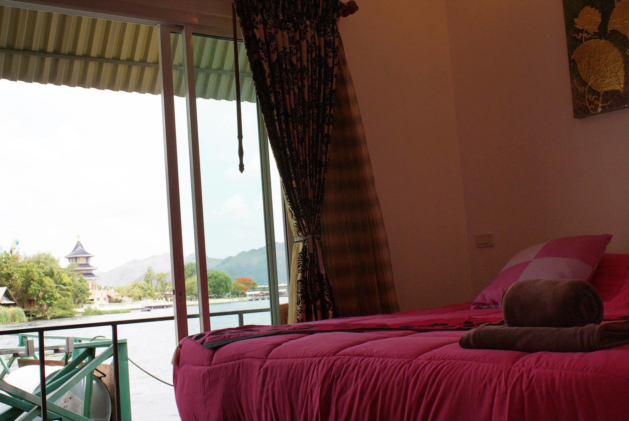 Hotel Tara Raft à Kanchanaburi Extérieur photo