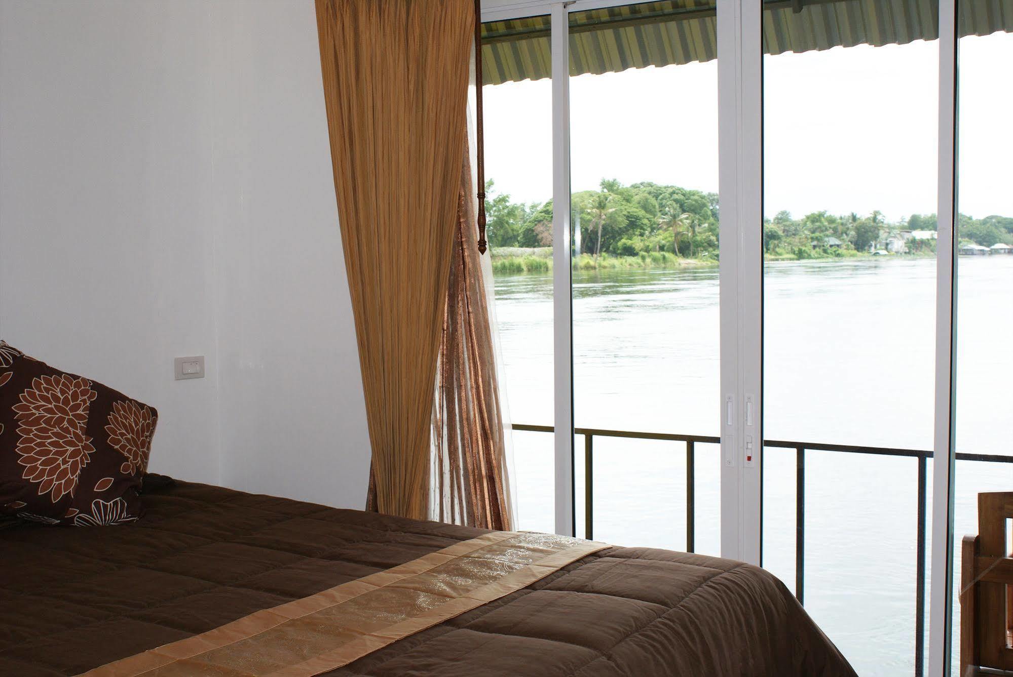 Hotel Tara Raft à Kanchanaburi Extérieur photo