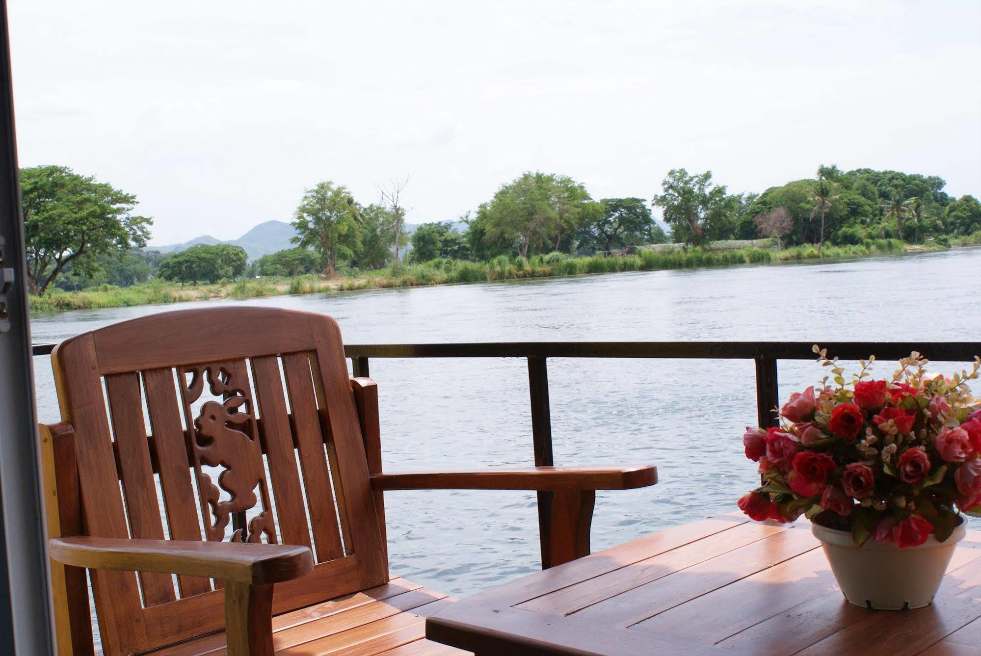 Hotel Tara Raft à Kanchanaburi Extérieur photo